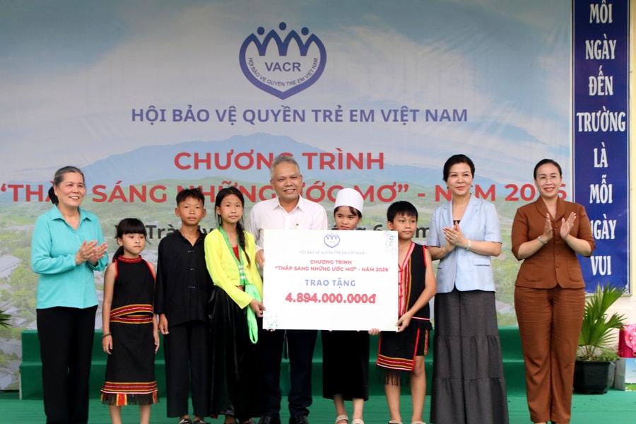 Chương trình “Thắp sáng những ước mơ” trao hơn 400 suất học bổng cho trẻ em xã Trà My