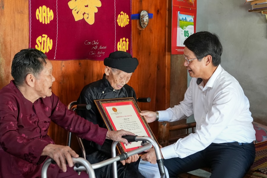 Phó Bí thư Thành ủy Đà Nẵng Ngô Xuân Thắng thăm, tặng quà người cao tuổi