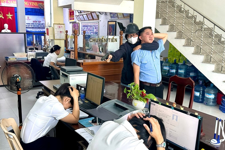Công an phường Điện Bàn Đông diễn tập xử lý tình huống cướp tài sản