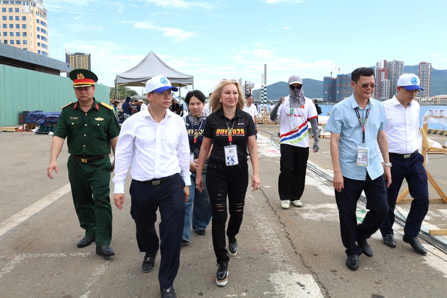 Chủ tịch UBND thành phố Đà Nẵng Nguyễn Mạnh Hùng kiểm tra công tác chuẩn bị, động viên các đội pháo hoa