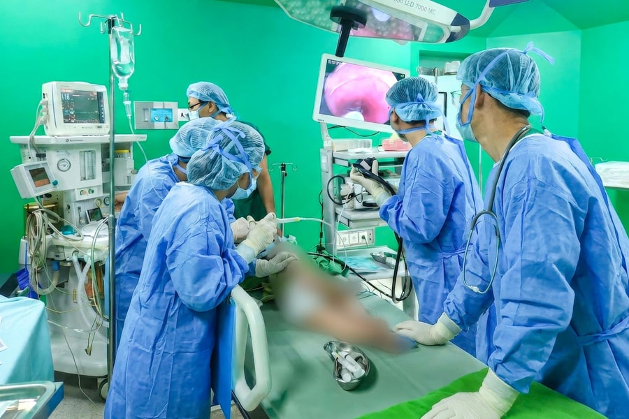 Nội soi lấy khuyên tai sắc nhọn cho bé gái 11 tháng tuổi