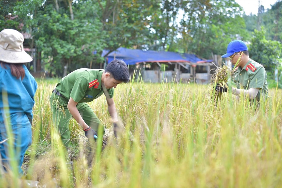 Lắng nghe nhân dân, tận tâm phục vụ