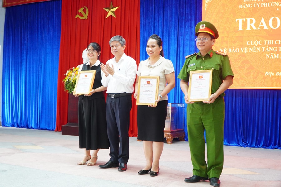 Phường Điện Bàn Đông trao giải Cuộc thi chính luận về bảo vệ nền tảng tư tưởng của Đảng