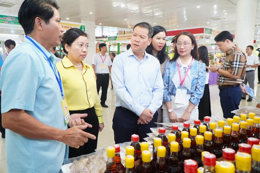 Chủ tịch UBND thành phố Đà Nẵng Nguyễn Mạnh Hùng thăm Hội chợ hàng Việt Đà Nẵng 2026