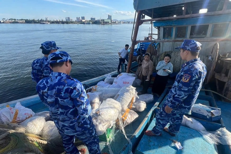 Cảnh sát biển phát hiện, xử lý 2 tàu cá nghi vi phạm IUU