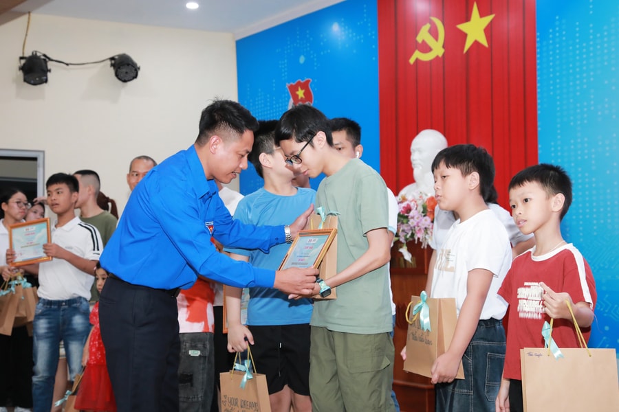 Đà Nẵng trao 21 giải cuộc thi vẽ tranh cho trẻ em rối loạn phổ tự kỷ