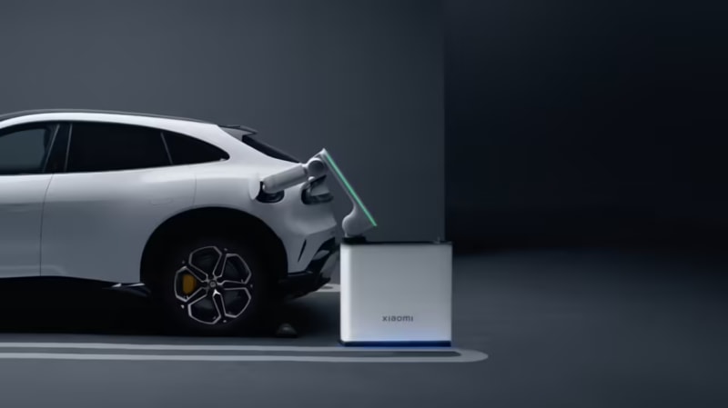 Xiaomi Auto ra mắt cánh tay robot sạc điện tự động: Giải pháp sạc không chạm từ năm 2026