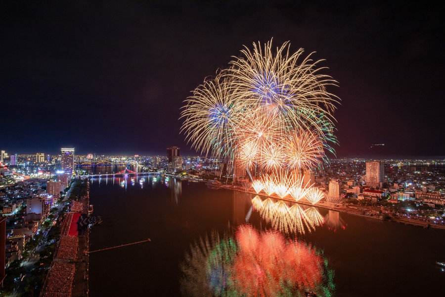 Italian and Japanese teams lighting up Da Nang sky with fireworks displays