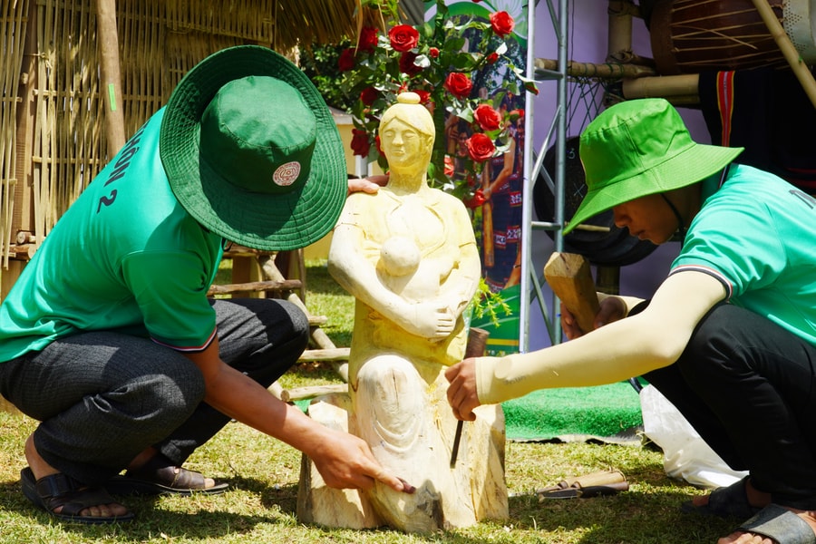 Người mẹ Bhnong...