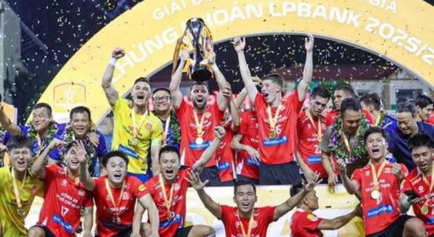 Công an TP.HCM đăng quang Cúp Quốc gia và cuộc cải tổ lực lượng tại V.League