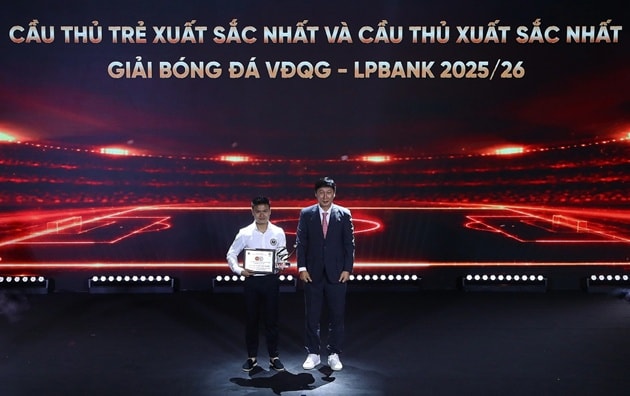 Nguyễn Quang Hải thắng giải Cầu thủ xuất sắc nhất V-League 2025/26 trong đêm gala vinh danh