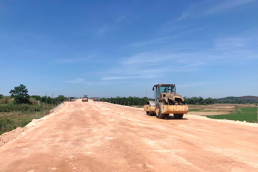Gỡ vướng mặt bằng thi công đường dẫn vào cầu