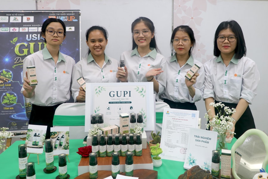 Sinh viên nghiên cứu giải pháp chăm sóc sức khỏe