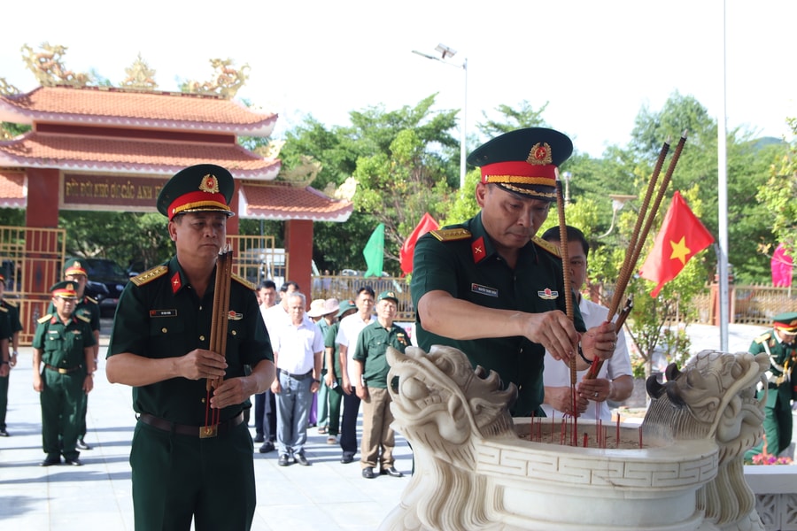 Xác minh thông tin liệt sĩ tại hang Đá Sập, xã Hà Nha