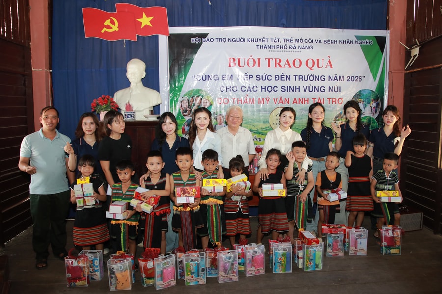 Trao 30 suất quà tiếp sức học sinh nghèo ở phường Hải Vân