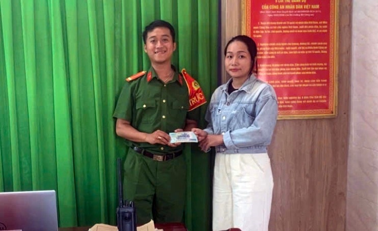 Nhặt được của rơi trả người đánh mất