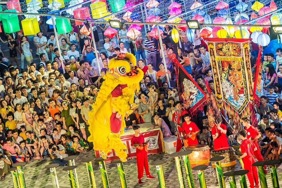 Lion-Dragon-Unicorn Dance Festival returns to create vibrant night highlight along the Han River