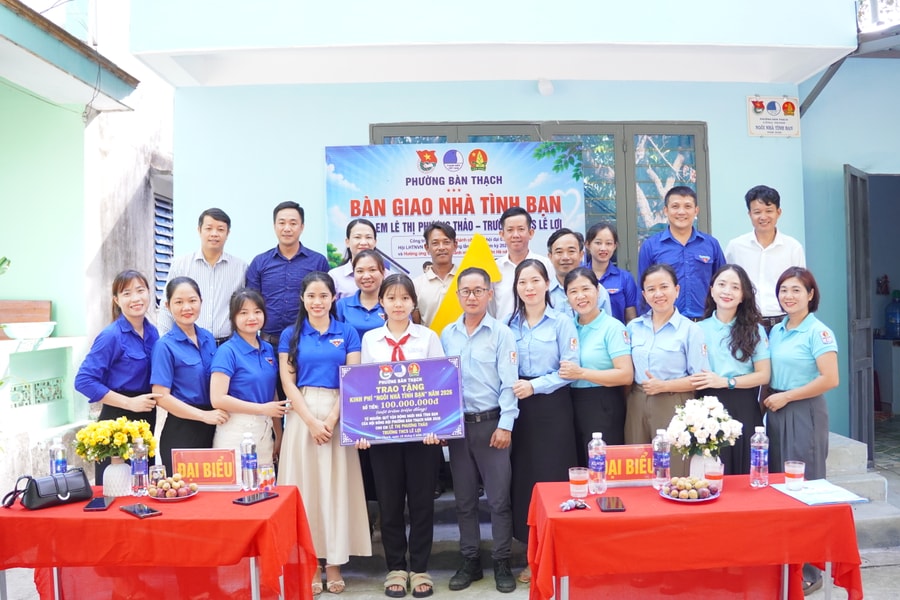 Bàn giao “Ngôi nhà tình bạn” cho học sinh khó khăn