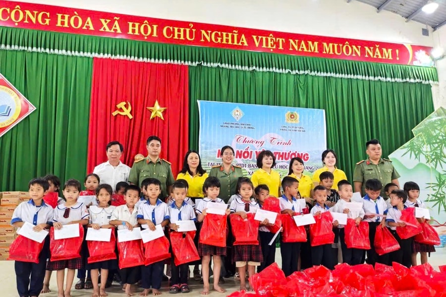 Nâng bước học trò vùng cao