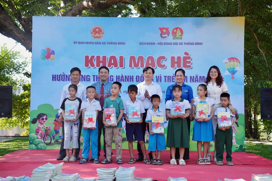 Trao gửi tri thức, nâng bước học trò nghèo