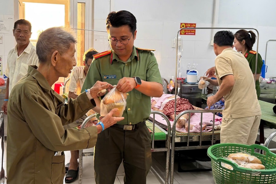 Công an phường Điện Bàn và chùa Bồng Lai trao 300 suất ăn cho người bệnh