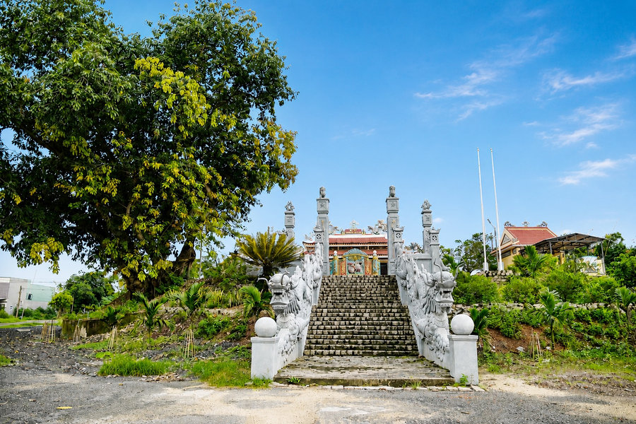 Trong ngôi từ đường