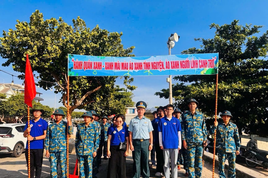Ra quân dọn dẹp vệ sinh môi trường
