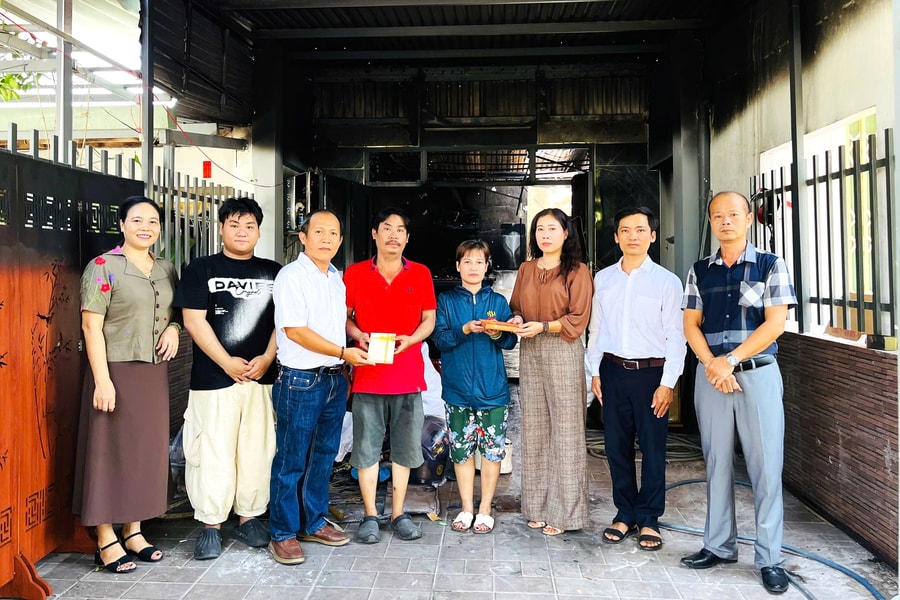 Hỗ trợ gần 40 triệu đồng cho học sinh khó khăn có nhà bị hỏa hoạn