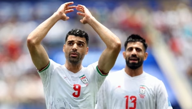 Iran cầm hòa Bỉ 0-0: Khi trái bóng lăn giữa những lằn ranh chia rẽ