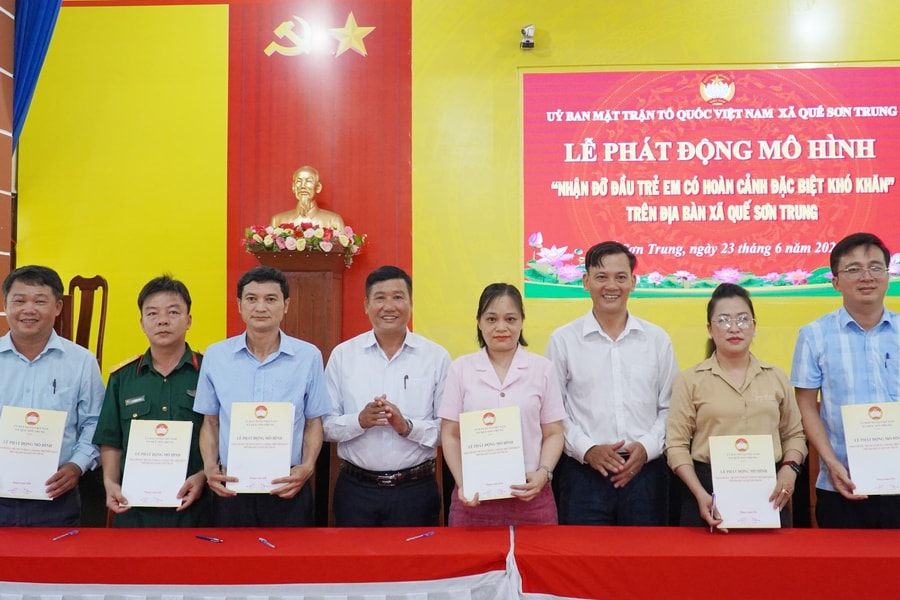 Cán bộ, đảng viên xã Quế Sơn Trung nhận đỡ đầu 47 học sinh có hoàn cảnh đặc biệt khó khăn