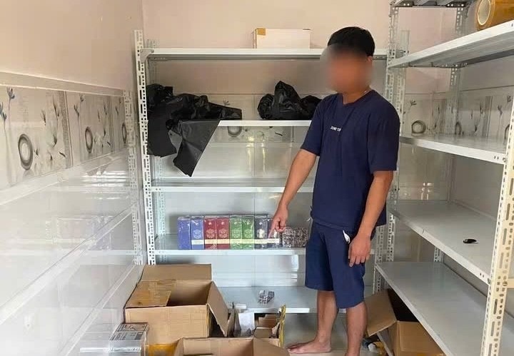 Công an xã Xuân Phú phát hiện hơn 4.000 chai tinh dầu thuốc lá điện tử