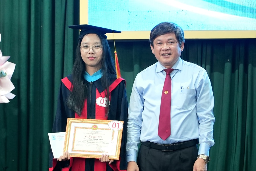 Trao bằng tốt nghiệp cho 410 sinh viên Trường Đại học Quảng Nam