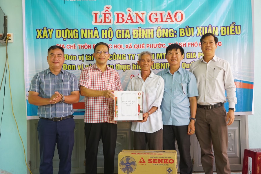 Bàn giao nhà tình nghĩa cho hộ khó khăn ở Quế Phước