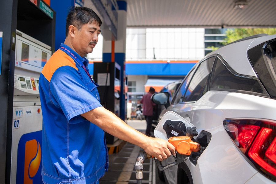 Giá xăng hôm nay 26/6: Sau đợt giảm mạnh, giá xăng trong nước xuống dưới dưới 20.000 đ/lít