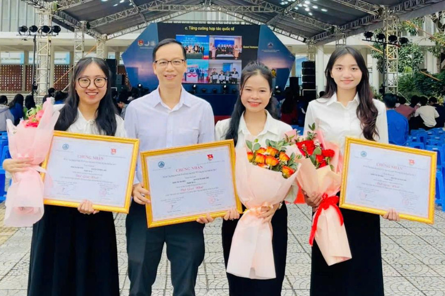 Ứng dụng công nghệ dạy môn Hình học lớp 5