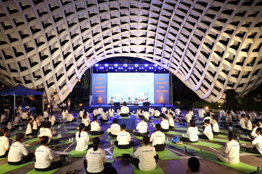 Hundreds join yoga mass performance in Da Nang