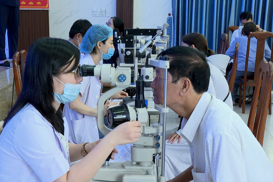 Hơn 500 người tại phường Hòa Khánh được khám, điều trị mắt miễn phí