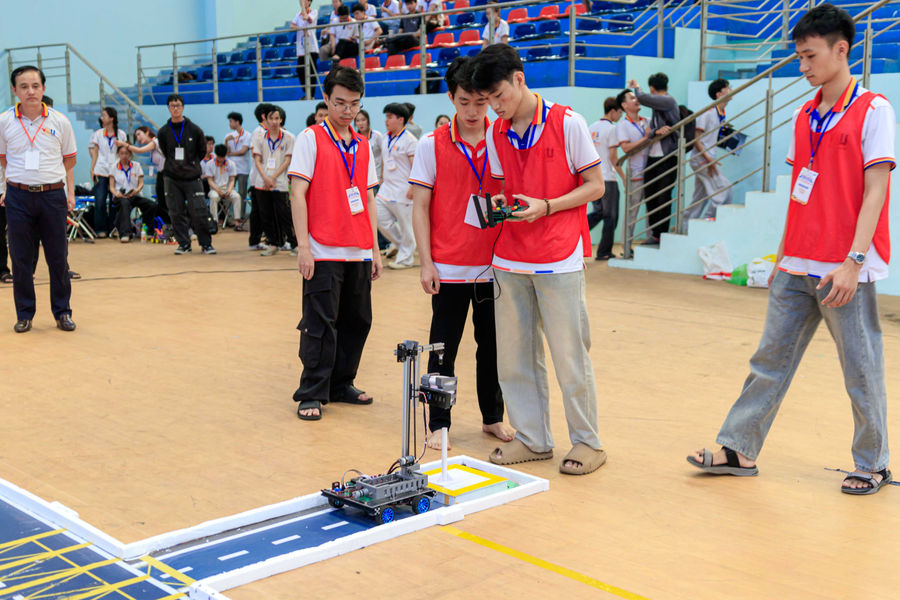 16 đội sôi nổi tranh tài tại chung kết RoboCar 2026