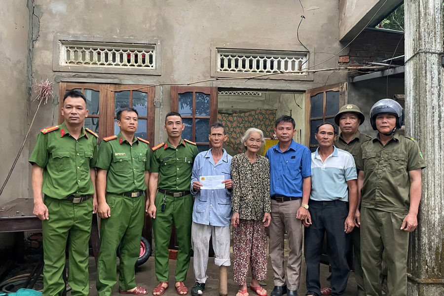 Xã Phú Thuận kịp thời hỗ trợ 2 hộ dân bị tốc mái nhà do giông lốc