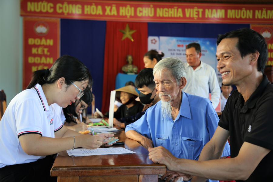 Hơn 200 người dân xã Tam Anh được hỗ trợ thực hiện thủ tục hành chính lưu động