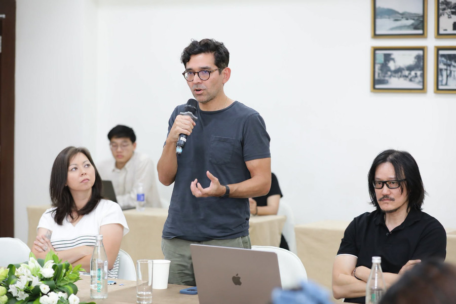 Câu chuyện ẩn sau câu chuyện