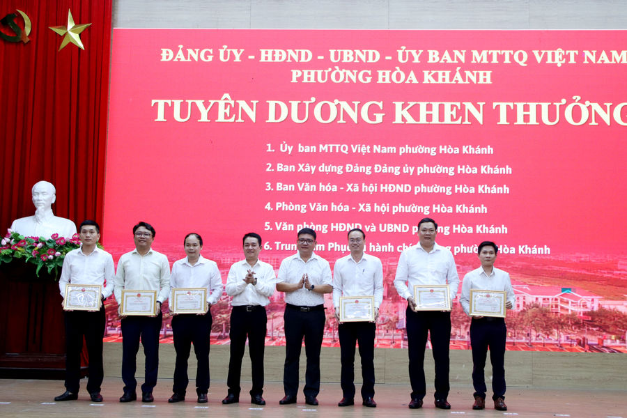 Phường Hòa Khánh khen thưởng 6 tập thể, 88 cá nhân trong triển khai mô hình chính quyền địa phương 2 cấp