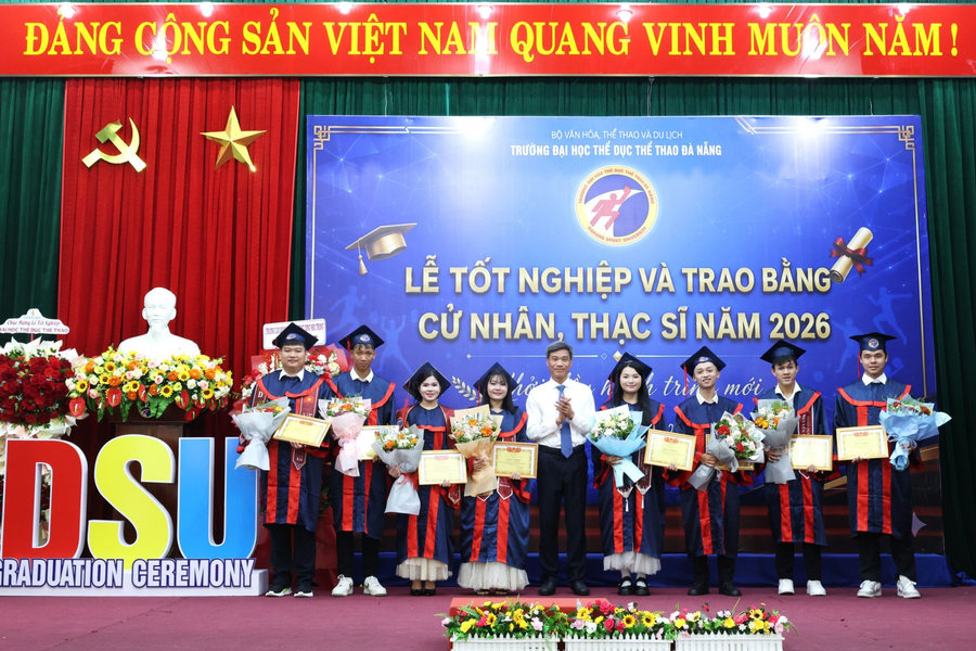 Trường Đại học Thể dục thể thao Đà Nẵng trao bằng tốt nghiệp cho 169 sinh viên
