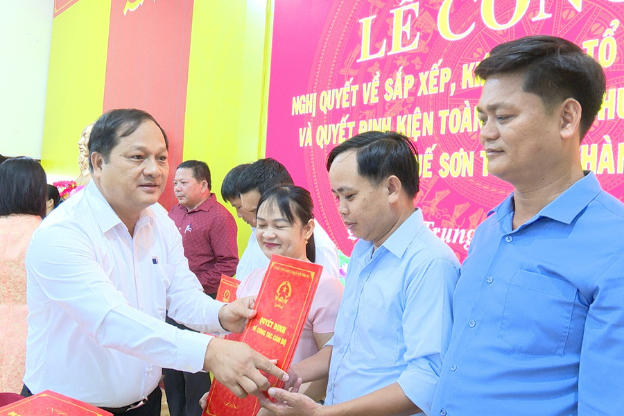 Xã Quế Sơn Trung và Quế Phước công bố nghị quyết sắp xếp thôn