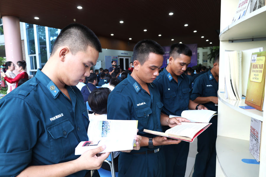Trưng bày tài nguyên thông tin, tuyên truyền giới thiệu sách về Đà Nẵng