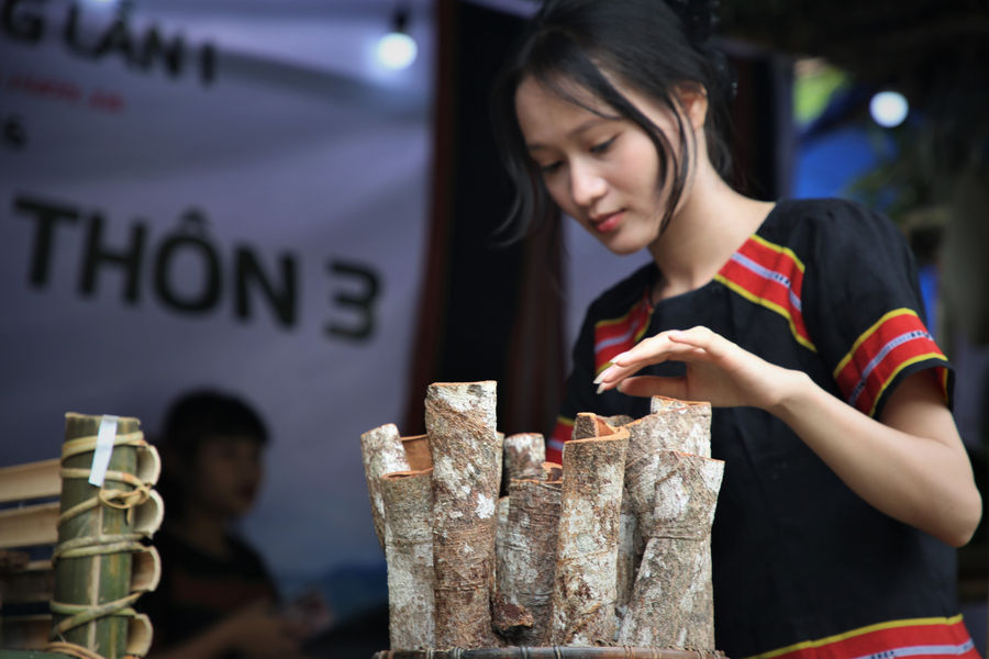 Rộn ràng hội quế Trà Leng