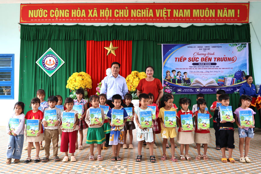 Trao tặng 320 bộ sách giáo khoa cho học sinh có hoàn cảnh khó khăn xã Tam Mỹ