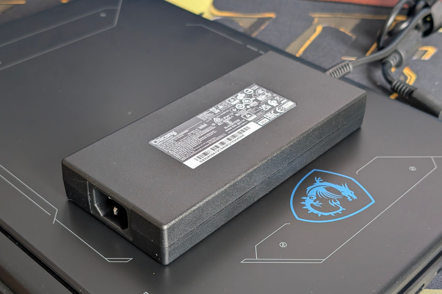 Bộ sạc 240W trên MSI Crosshair A16 HX: Sự đánh đổi giữa tính di động và hiệu năng đỉnh cao