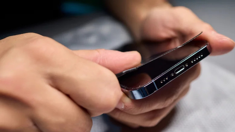 Mẹo chọn miếng dán màn hình smartphone: Tại sao lớp phủ chống dầu là yếu tố then chốt?
