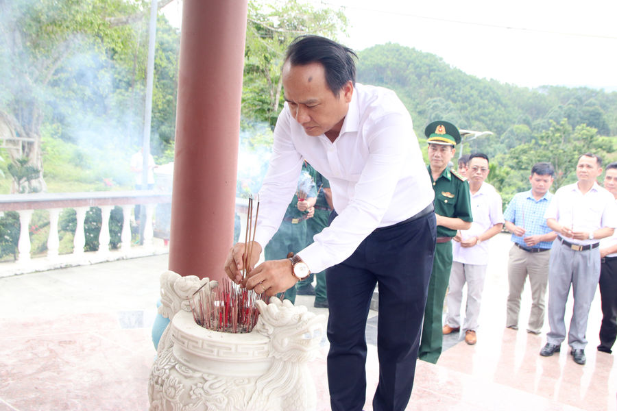 Phó Bí thư Thường trực Thành ủy Đà Nẵng Nguyễn Đình Vĩnh dâng hương tại Khu di tích lịch sử An ninh vũ trang Quảng Nam - Đà Nẵng